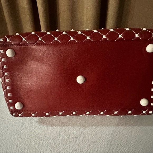 VALENTINO GARAVANI
Lambskin Rockstud Spike Duffle Bag - Picture 2 of 12